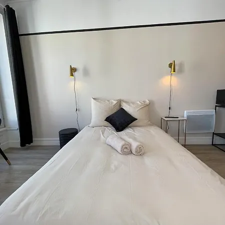 Athoos Apartman *